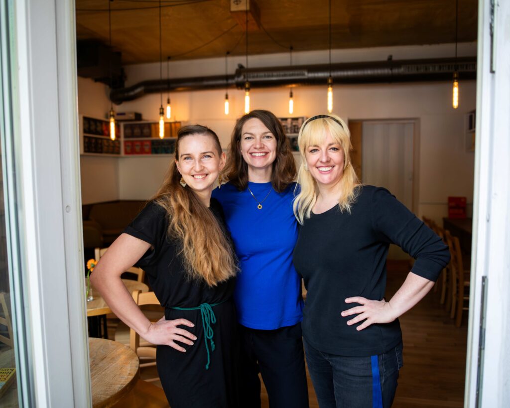 Venice Trommer, Karla Kutzner, Stefanie Hirsbrunner von der Buchhandlung Interkontinental in Berlin (v.l., Foto: Joerg Kandziora)