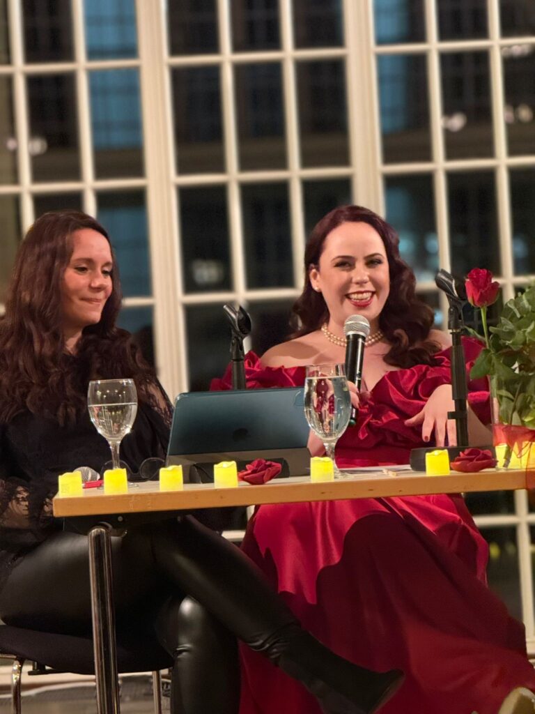 Isabelle Herzog am Mikrofon (Foto: privat)