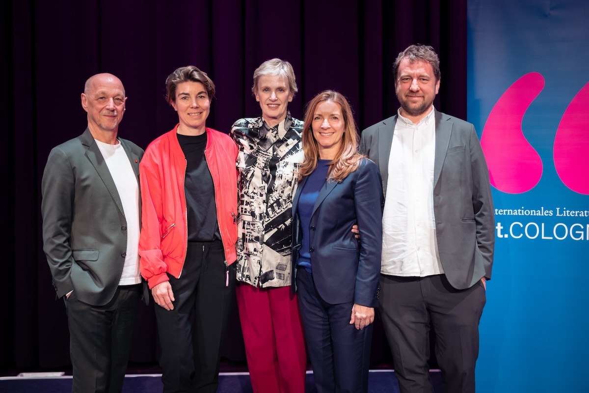 (v.l.n.r.) Rainer Osnowski (Gründer und Geschäftsführer lit.COLOGNE), Rieke Brendel (Geschäftsführung & Produktionsleitung lit.COLOGNE), Siri Hustvedt, Angela Furtkamp (Geschäftsführung & Programmleitung lit.kid.COLOGNE), Tobias Bock (Geschäftsführung & Programmleitung lit.COLOGNE). (Fotocredit: Hieronymus Rönneper)