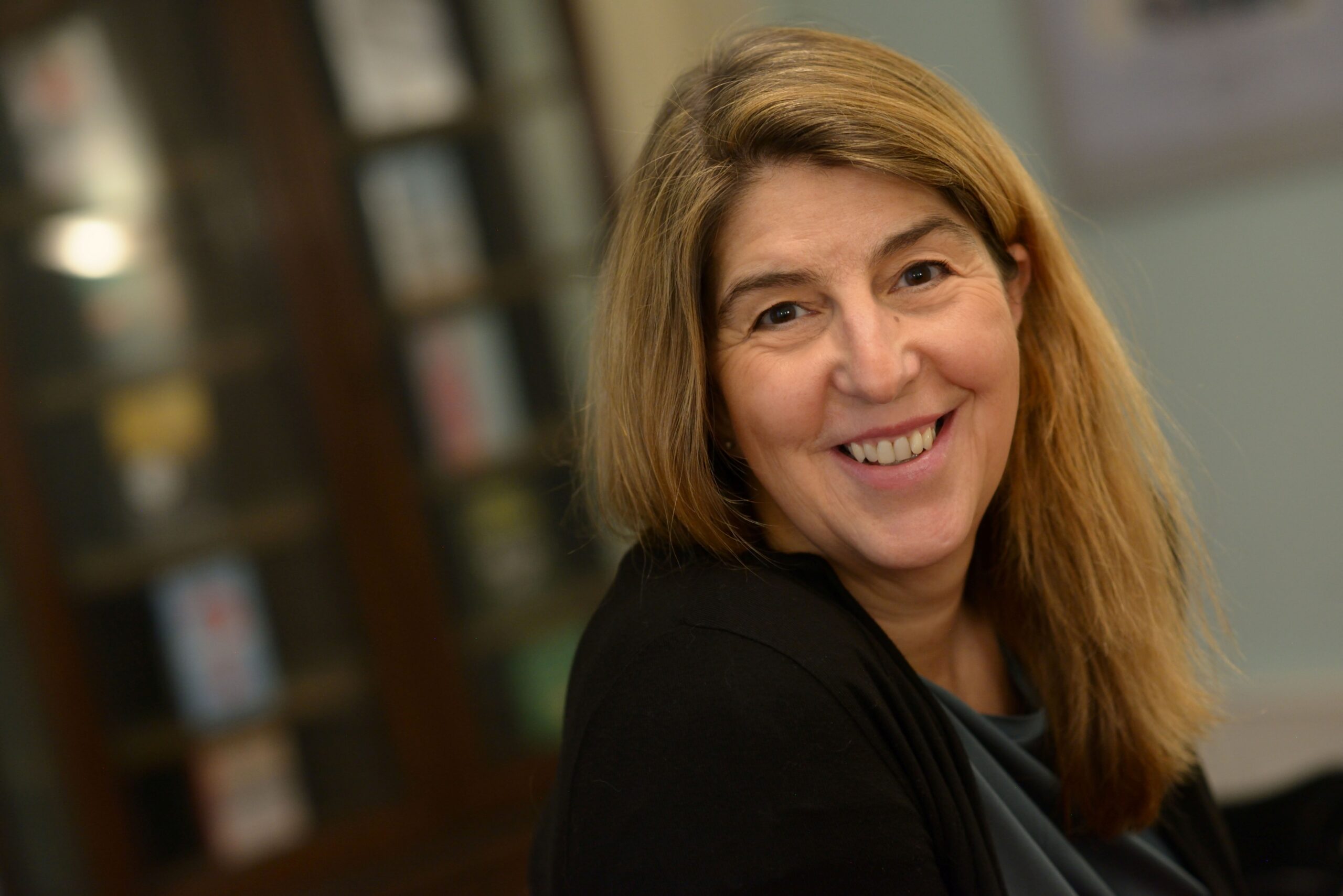 Dieses Bild hat ein leeres Alt-Attribut. Der Dateiname ist zsolnay-1024x683.jpg Bettina Wörgötter (Foto: Alexandra Eizinger)