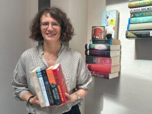 Melanie Hainke präsentiert die Shortlist-Bücher (Foto: Hansestadt Buxtehude)