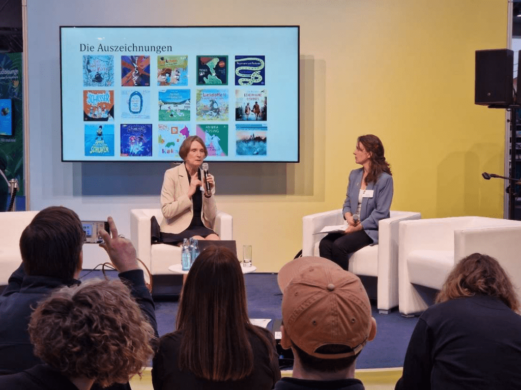 Dr. Astrid Henning-Mohr und Dr. Susanne Drogi präsentierten die Siegelträger:innen bei der Leipziger Buchmesse 2026 (Foto: Arbeitsgemeinschaft Jugendliteraturund Medien der GEW (AJuM))