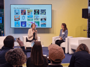 Dr. Astrid Henning-Mohr und Dr. Susanne Drogi präsentierten die Siegelträger:innen bei der Leipziger Buchmesse 2026 (Foto: Arbeitsgemeinschaft Jugendliteraturund Medien der GEW (AJuM))