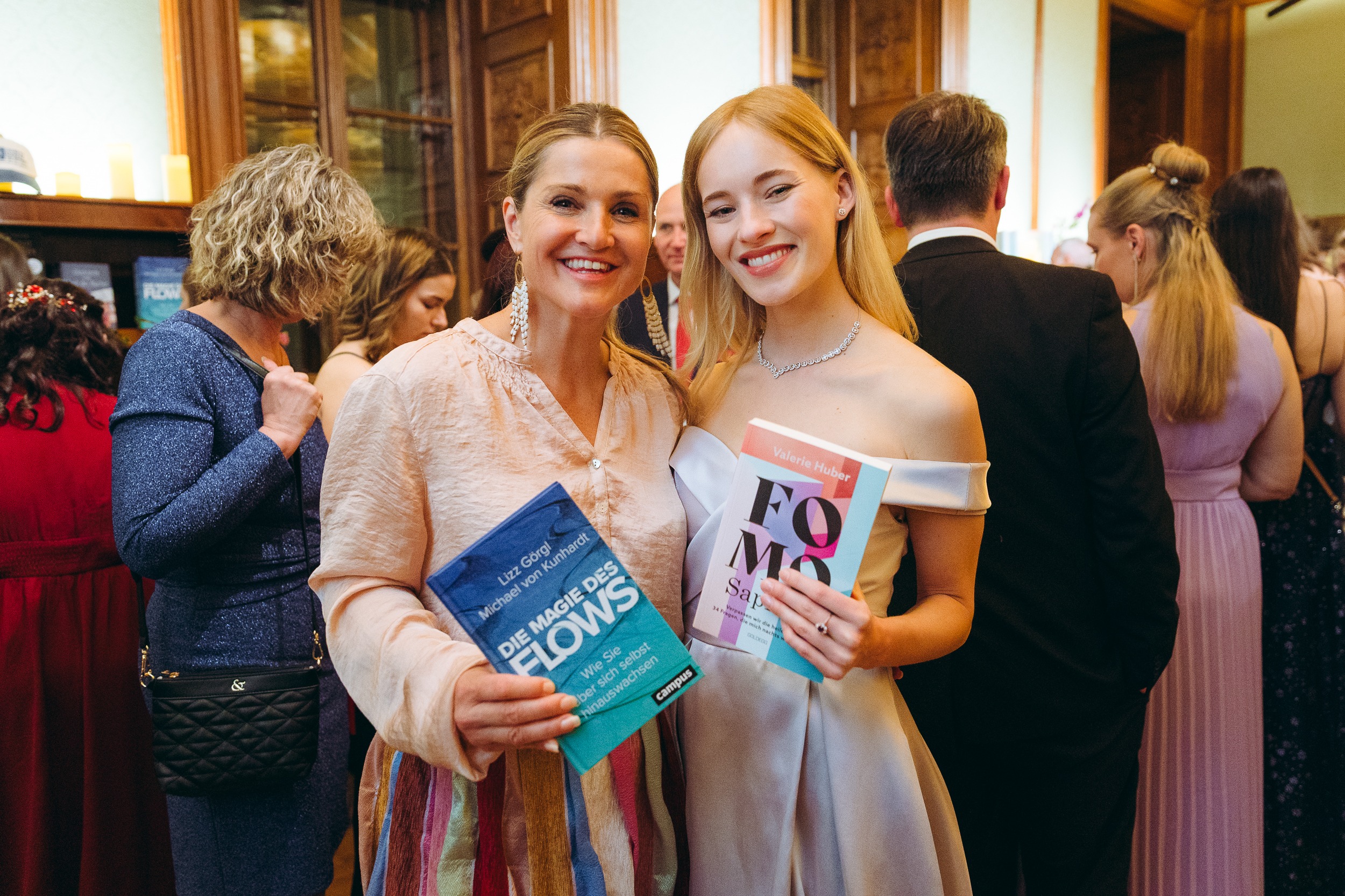 Die Autorinnen Lizz Görgl und Valerie Huber auf dem Wiener Ball der Bücher (Foto: Andreas STUCHLIK)