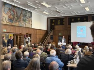 Bei der Ausstellungseröffnung in der Stadtbibliothek Wuppertal (Foto: Peter Hammer Verlag)