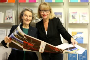 Die Verlegerinnen Bettina Klett (links) und Dr. Petra Kiedaisch (rechts) (Foto: Jan Reich)