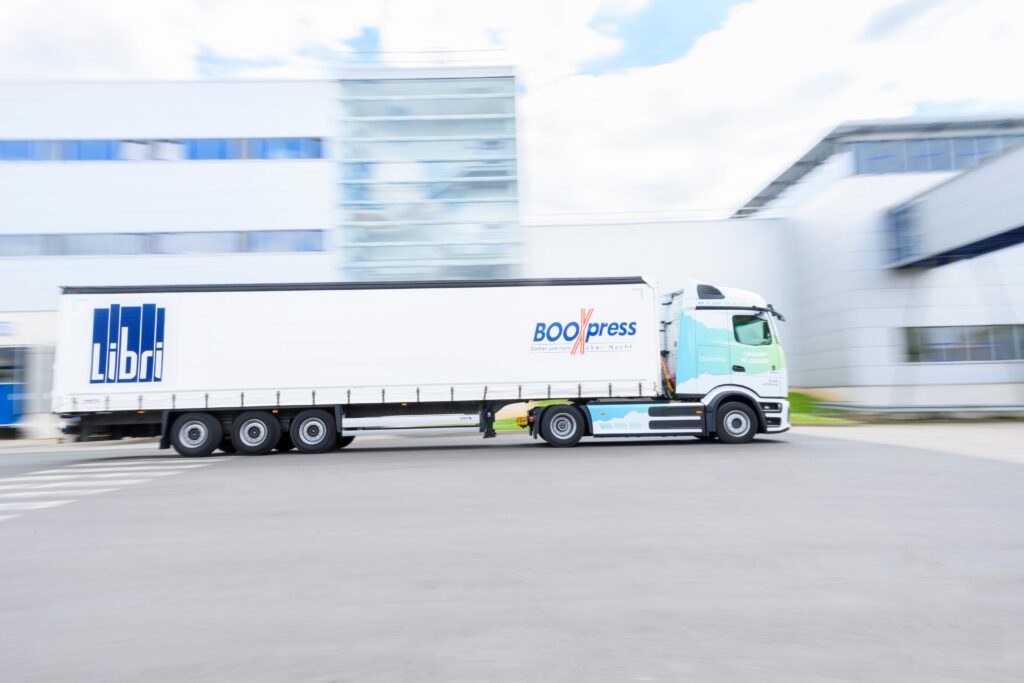 BOOXpress-Elektro-LKW startet am Libri Standort in Bad Hersfeld (Foto: Libri)