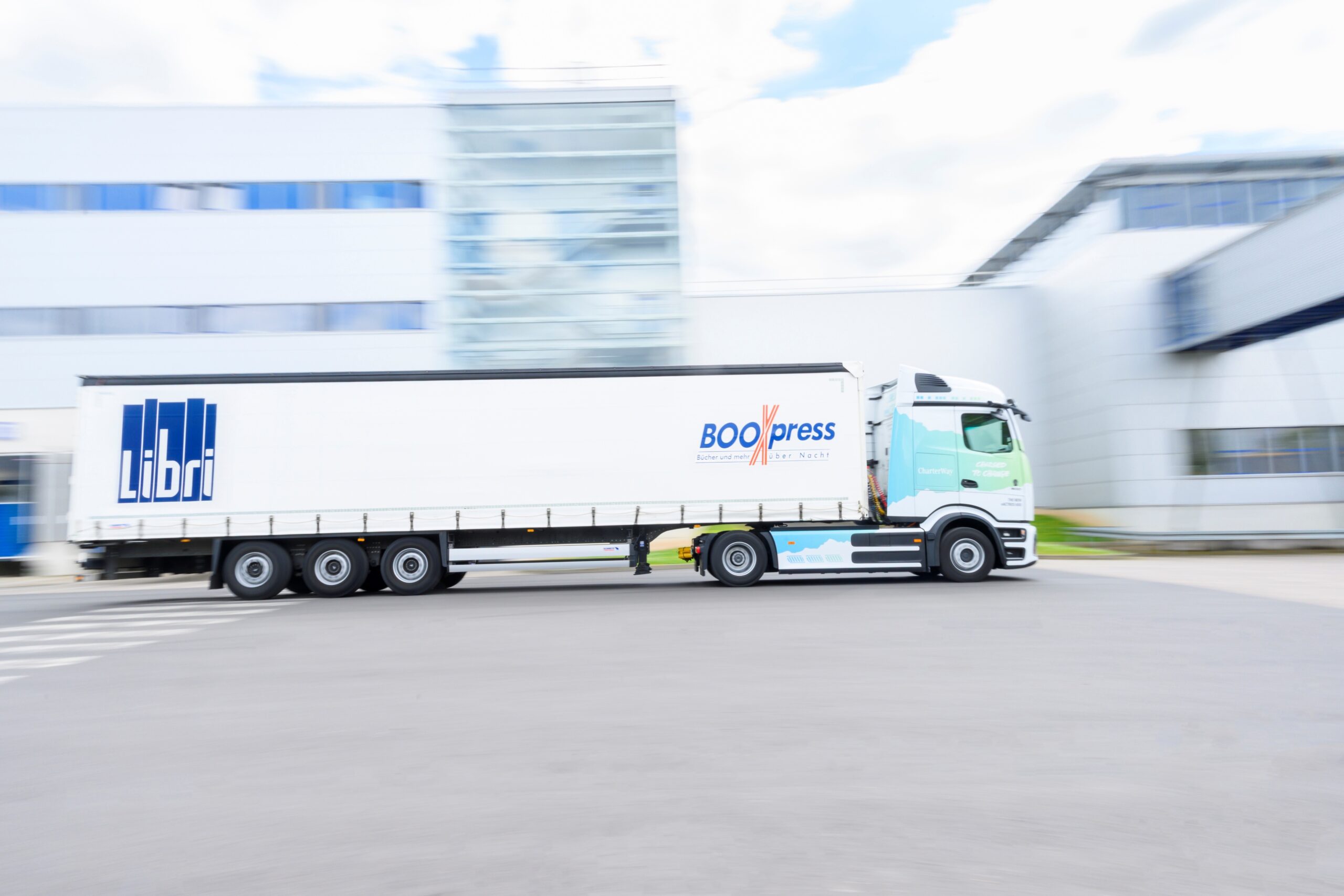 BOOXpress-Elektro-LKW startet am Libri Standort in Bad Hersfeld (Foto: Libri)