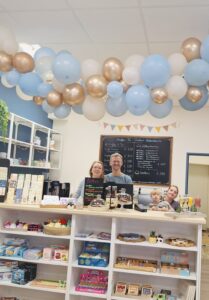Uta Riemer und ihr Mann in ihrer neuen Buchhandlung Bücherwald in Neumünster (Foto: Bücherwald)