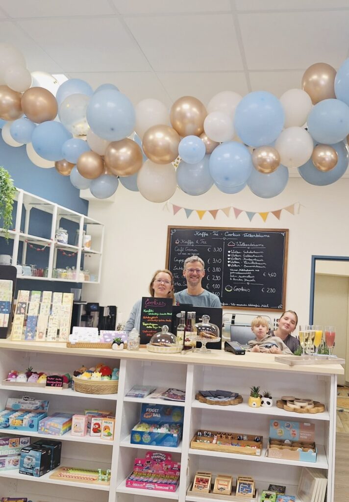 Uta Riemer und ihr Mann in ihrer neuen Buchhandlung Bücherwald in Neumünster (Foto: Bücherwald)